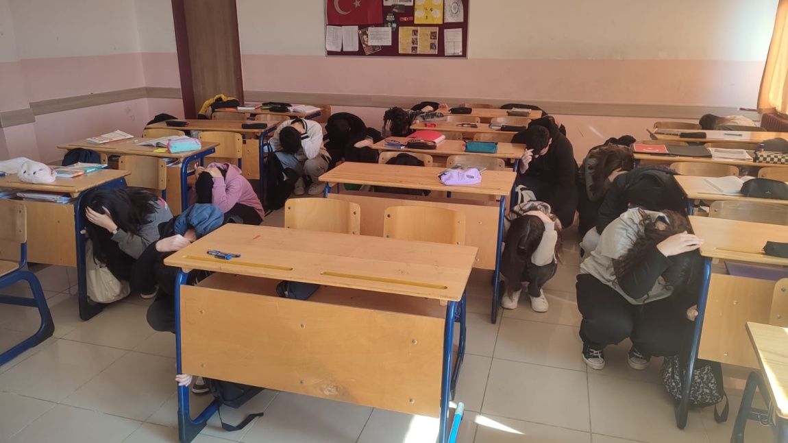 OKULDA DEPREM ANI ve TAHLİYE TATBİKATI